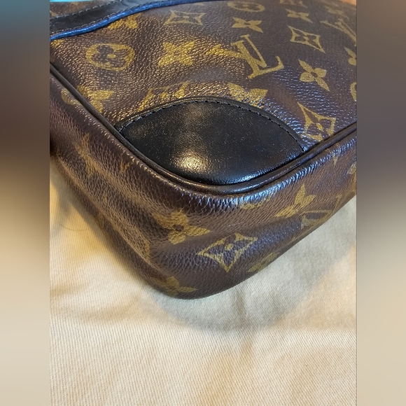 LOUIS VUITTON Compiegne 28 Clutch Bag - Picture 7 of 16
